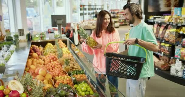 Happy Citrus Shopping Pareja Joven Morena Selecciona Frutas Supermercado — Vídeos de Stock
