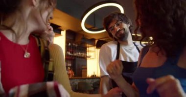 Canlı Dans Festivali: Sunlit Cafe-Bar Bekarlığa Veda Partisi 'nde Gözlüklü Garsonla Üç Neşeli Kız Groove.