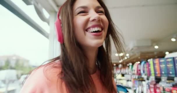 Delicias Rítmicas Viaje Vibrante Una Chica Alegre Supermercado — Vídeos de Stock