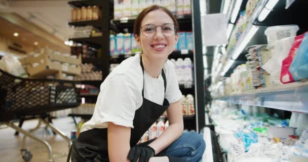 열성적 슈퍼마켓 종업원 미소를 서비스를 — 비디오