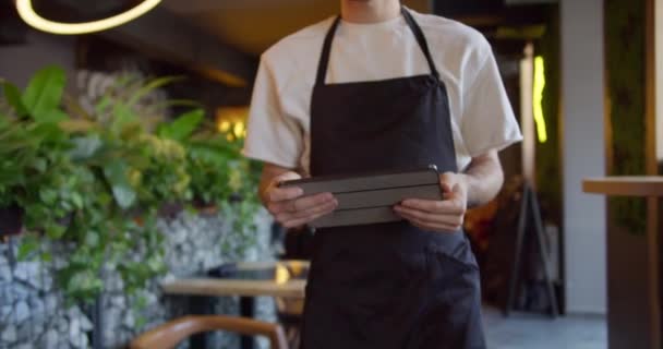 Sunlit Cafe Bar Encounter Garçom Óculos Avental Preto Atendendo Cavalheiro — Vídeo de Stock