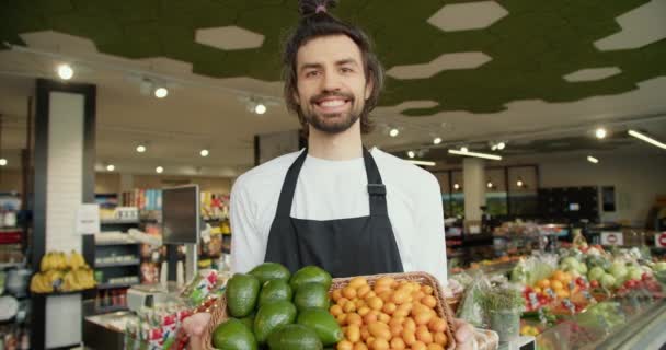 Fruitful Delights Unveveiled Vibrant Showcase Enthusiastic Supermarket Salesman — Stok Video
