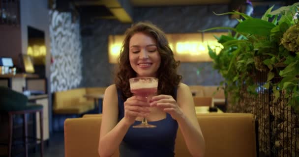 迷人的布鲁内特 粉红鸡尾酒咖啡吧迷人的瞬间 — 图库视频影像
