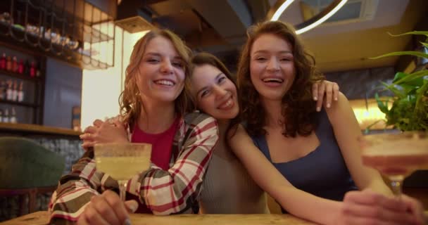 Neşenin Büyüleyici Akşamı Vibrant Cafe Bar Kokteyl Giymiş Kız Poz — Stok video