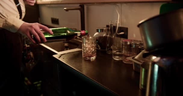 Masterful Mixology Bartenders Artistry Elaboración Cócteles Refrescantes Mostrador Del Bar — Vídeos de Stock