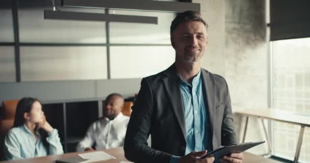 Executive Aanwezigheid Vertrouwen Middeleeuws Gentleman Boeiend Modern Office Setting — Stockvideo