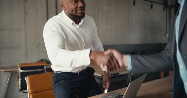 Черный Человек Европеец Деловых Костюмах Двигают Руками Офисе Многорасовое Сотрудничество — стоковое видео