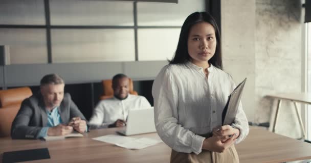 Porträtt Asiatisk Brunett Flicka Vit Skjorta Mot Bakgrund Sina Kollegor — Stockvideo