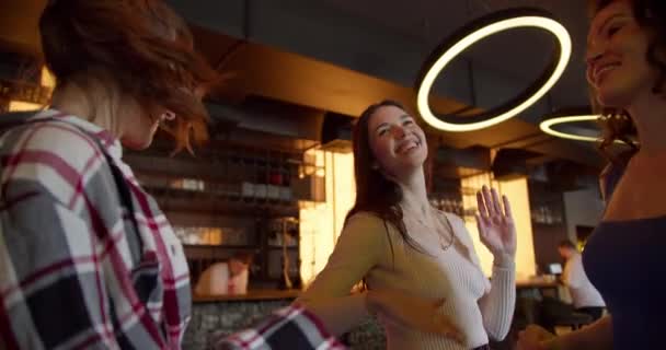 舞蹈博览会 三个快乐的女孩在一个阳光灿烂的咖啡厅巴切洛蕾特派对上呻吟 — 图库视频影像