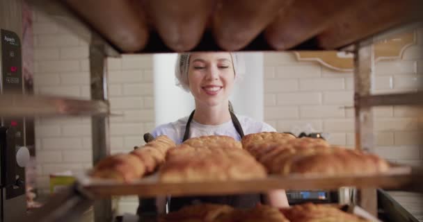 Pişirme Sanatı Yetenekli Kadın Mutfak Personeli Süpermarkette Aşçılık Başyapıtları Yarattı — Stok video