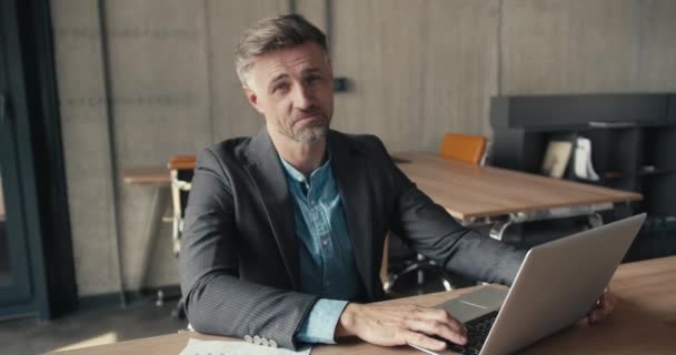 Anleitung Von Einem Jährigen Rothaarigen Mann Businessanzug Büro Mann Blickt — Stockvideo
