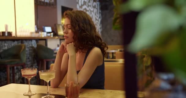 Melancholijna Samotność Brunetki Opowieść Niespełnionych Oczekiwaniach Cafe Bar — Wideo stockowe