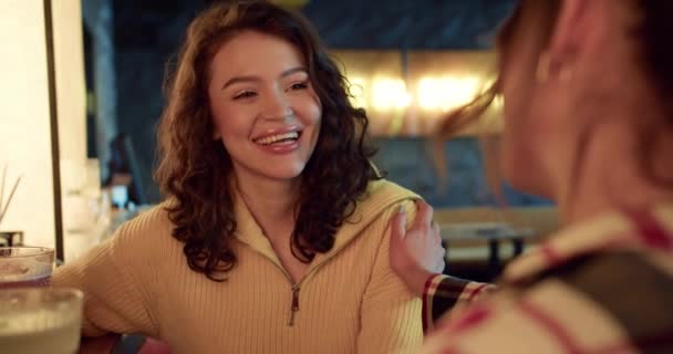 ハートフェルト接続 高解像度ビデオでバーで会話と笑顔に従事する2人の女の子 — ストック動画
