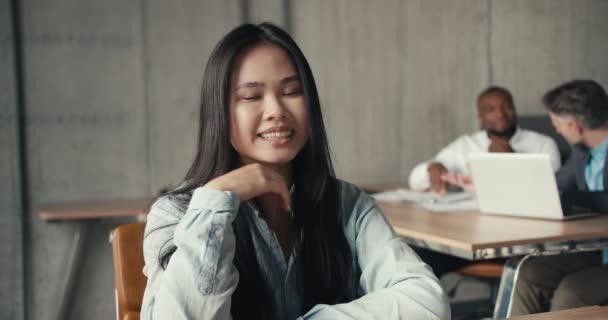 Гармонійне Розмаїття Молода Азіатка Позиціонує Себе Офісі Багатонаціональна Команда Вирішує — стокове відео