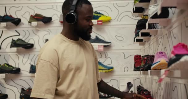 Музичні Вібрації Стильні Кроки Пошук Взуття Чорного Чоловіка Спеціалізованому Магазині — стокове відео