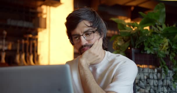Vibrações Criativas Cara Morena Óculos Trabalhando Laptop Sunny Cafe Bar — Vídeo de Stock