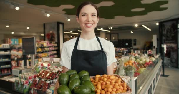 活気に満ちたスーパーマーケットで新鮮さと多様性の楽しい旅 — ストック動画