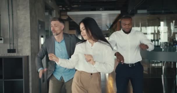 休み時間にオフィスで踊りなさい オフィスでの幸せな会社生活のイメージ — ストック動画