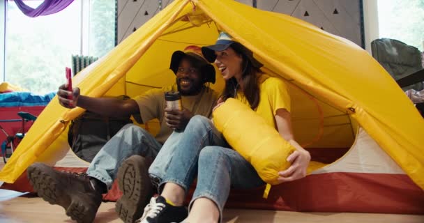 Indoor Camping Fun Błogosławione Pary Afroamerykańskie Europejskie Radosne Selfie Żółtym — Wideo stockowe