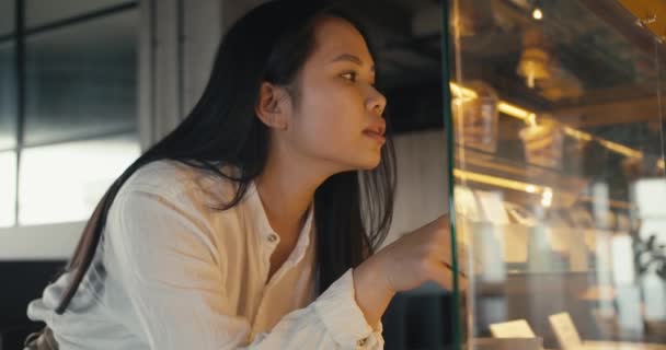 Una Joven Morena Asiática Elige Postre Durante Descanso Oficina Escaparate — Vídeos de Stock