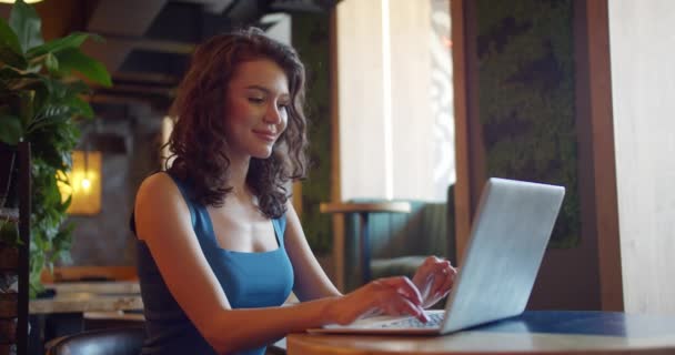 Sonniger Arbeitstag Junge Frau Arbeitet Laptop Einer Sonnigen Cafe Bar — Stockvideo