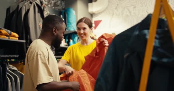 African American Guy Och European Girl Välj Orange Raincoat — Stockvideo