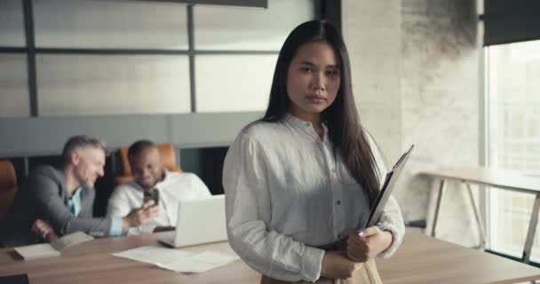 Aziatisch Jong Meisje Zakelijke Kleding Poseert Foise Tijdens Het Werk — Stockvideo