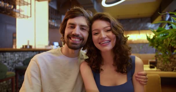 咖啡馆里的无忧无虑的幸福 拥抱和欢乐的夜晚 — 图库视频影像