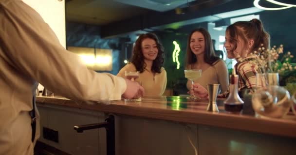 Cocktail Delight Barkeeper Schenkt Fröhlichen Mädchen Cocktails Bei Einer Angenehmen — Stockvideo