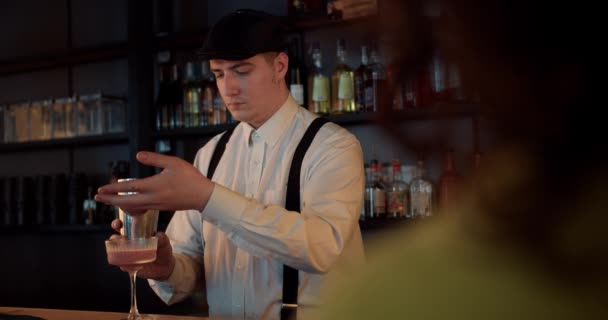 Özel Yetenek Ksiri Bir Barmen Kokteyl Cazibe Hikayesi — Stok video