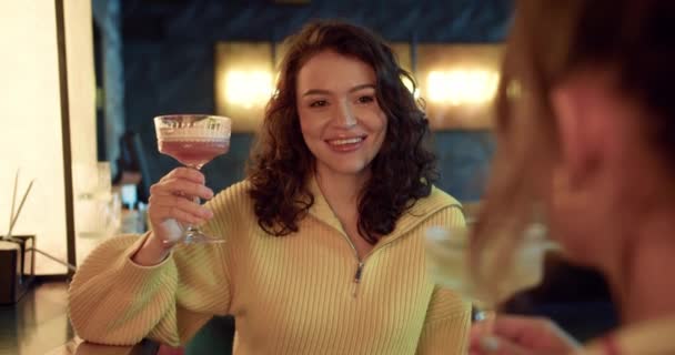 Vrolijke Avond Aan Bar Twee Meisjes Toasten Cocktails Lachen Plezier — Stockvideo