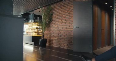 Neşeli Ofis Hilekarlıkları: İş molasında kahkaha ve oyunculuk.