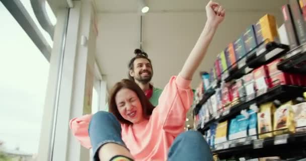 活気に満ちた至福 楽しいカップルの恍惚としたスーパーマーケット探検 — ストック動画