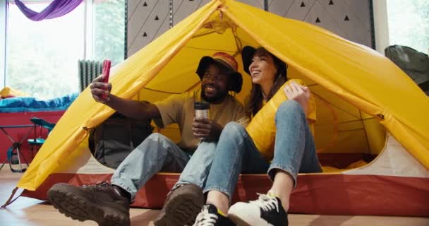 Indoor Camping Delight Fröhliches Afroamerikanisches Und Europäisches Paar Umarmen Imaginäre — Stockvideo