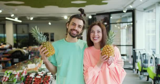 Neşeli Ananas Sunumu Genç Esmer Çift Pozisyon Gülümseme Ananas Tutma — Stok video
