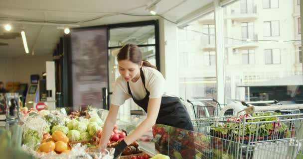 Заботливый Работник Супермаркета Улыбающаяся Девушка Организующая Редис Любовью — стоковое видео