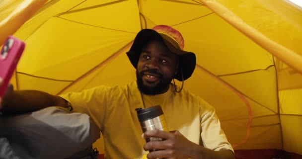热带祝福 非洲裔美国探险家在一个黄色帐篷里捕捉欢乐的日落时刻 — 图库视频影像