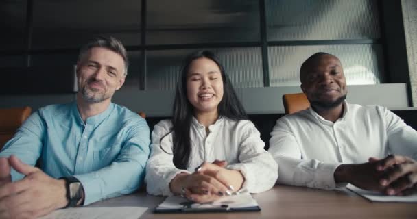 Ein Multiethnisches Team Sitzt Einem Tisch Und Begrüßt Seine Kollegen — Stockvideo
