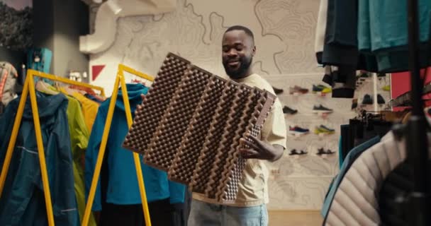 Afro Amerikan Müzisyen Bir Kamp Mağazasında Olağanüstü Açık Hava Teçhizatıyla — Stok video