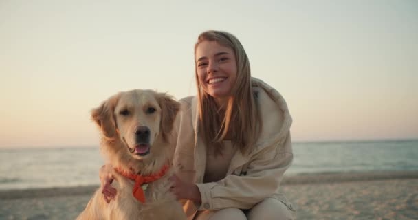 Retrato Uma Jovem Loira Acariciando Seu Cão Olhando Para Câmera — Vídeo de Stock