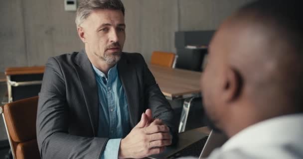 Dynamic Business Collaboration Europäische Person Und Schwarze Person Professionals Engagieren — Stockvideo