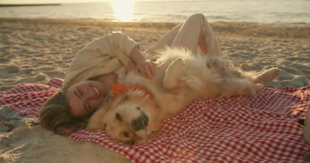 Nahaufnahme Ein Blondes Mädchen Liegt Morgens Mit Ihrem Hellen Hund — Stockvideo
