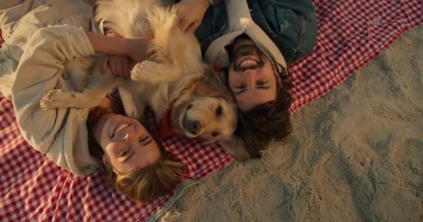 Vedere Sus Cuplu Fericit Plajă Zâmbind Uitându Cameră Guy Fată — Videoclip de stoc