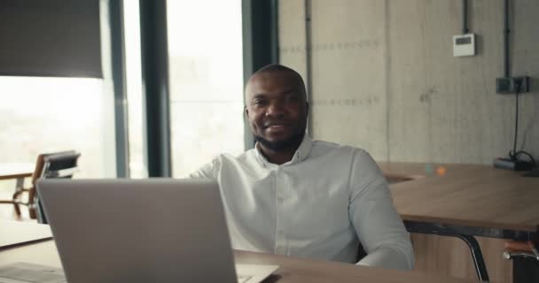 Черный Человек Рубашке Позирует Фоне Офиса Мужчина Средних Лет Работающий — стоковое видео