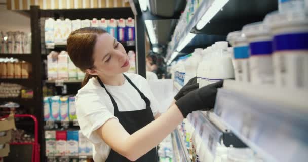 Latte Diligente Approccio Preciso Alla Disposizione Dei Prodotti Nel Supermarke — Video Stock