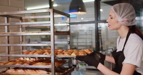 精美的面包店创意 在一个超级市场的黑色聚餐中 有才华的女性厨房工作人员展示她们的艺术风格 — 图库视频影像
