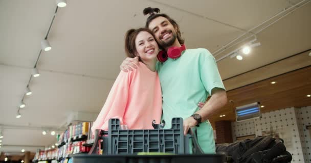 新婚夫妇在超级市场上的地位 快乐的布鲁内特拍拖和快乐的享受 — 图库视频影像