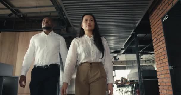 Sebevědomé Asijské Brunetky Dívka Chodí Kanceláři Její Multi Rasová Společnost — Stock video