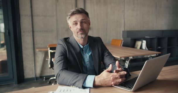 Silberhaariger Mann Mittleren Alters Posiert Büro Arbeiten Laptop Büro — Stockvideo