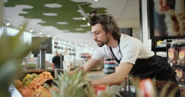 Citrus Symphony Meticulous Supermarket Employee Arrangking Fruits Care Dalam Bahasa — Stok Video